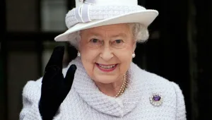 המלכה בהופעה פומבית ראשונה מאז החלו השמועות על מותה