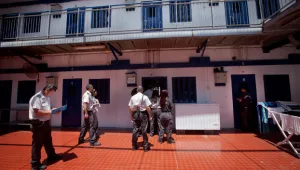 חשד: מפקדת אגף בכלא סטרה לאסיר