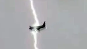 במהלך טיסה ברק פגע במטוס