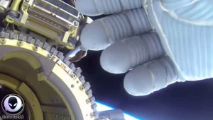 אסטרונאוט "נתפס" מסתיר בידו ראיות לעב"מ