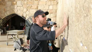 צ'אק נוריס מתפלל בכותל המערבי בירושלים
