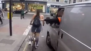 נהג מטריד מינית רוכבת אופניים באמצע הרחוב