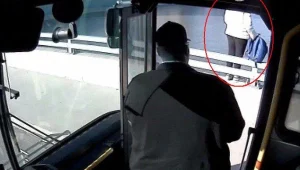 הרגע שבו נהג אוטובוס מנע מאישה מלקפוץ מגשר
