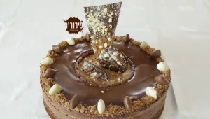 עוגת בראוניז עם קליק ושכבות מוס שוקולד ונוגט