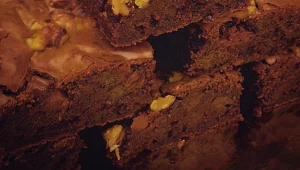 עוגת פאדג׳ בראוניז עם שוקולד ואגוזים