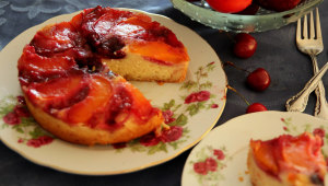 צבעונית ושמחה: עוגת יוגורט ופירות קיץ