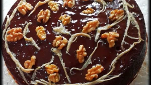עוגת שוקולד עם חמוציות, אגוזים ושערות חלבה