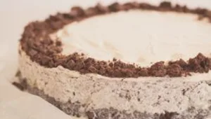 עוגת גבינה ועוגיות שוקולד