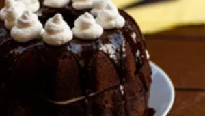 עוגת שוקולד בציפוי גנאש שוקולד וקצפת