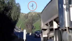 האופנוע ריחף מעל מכוניות נוסעות