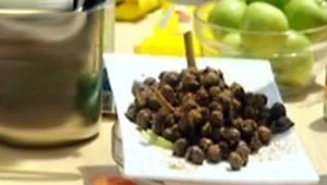 אגוזי לוז בשוקולד על שערות תפוחי עץ