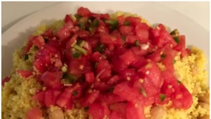 סלט קוסקוס עם גרגירי חומוס, עגבניות ופלפל חריף