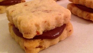 עוגיות סנדוויץ' חמאה ושקדים במילוי שוקולד