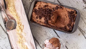 גלידת מוס שוקולד וגלידת פטל