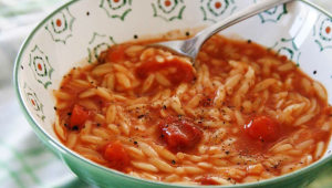 פידאו : מרק פתיתים עם עגבניות