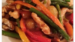 חזה עוף מוקפץ עם ירקות בנוסח סיני
