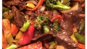 ירקות מוקפצים עם רצועות סטייק בנוסח סיני