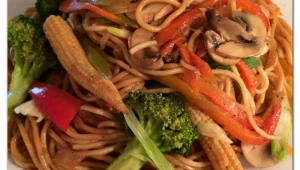 פסטה מוקפצת עם ירקות בנוסח סיני