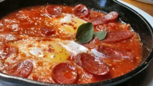 תבשיל עגבניות, ביצים ונקניק איטלקי