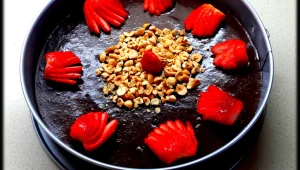 פאי שוקולד עם מניפת תותים ואגוזי לוז