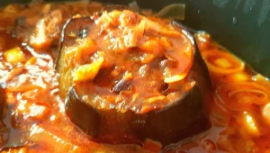 גביעי חציל ממולאים בבשר עם צנוברים וברוטב עגבניות