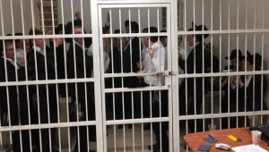 חרדים פרצו בשירה ובריקודים בדרך לתא המעצר ובתוכו