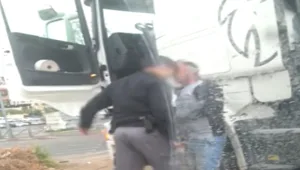 תיעוד: שוטר נוגח בנהג משאית בירושלים