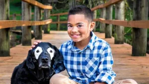 המפגש המרגש בין ילד וכלב המתמודדים עם אותה מחלת עור