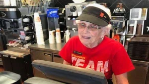 בת 94 עובדת במקדונלד'ס 44 שנה - והיד עוד נטויה