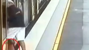 ילד ניסה לעלות על רכבת - ונפל בין הרציף לדלת הרכבת