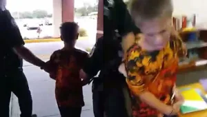 שוטרים אזקו ילד בן 10 עם אוטיזם