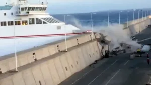 מעבורת שנשאה 140 תיירים התרסקה לתוך קיר