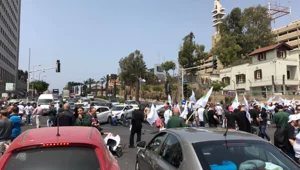 מאות מעובדי חיפה כימיקלים חסמו את צומת עזריאלי
