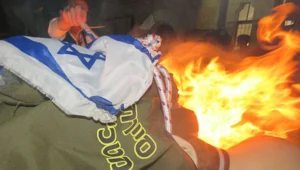 צעיר נעצר בחשד לשריפת דגל ישראל במדורה