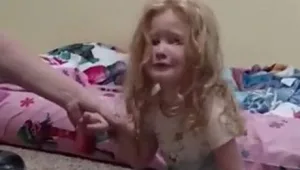ילדה מנסה לעמוד ומגלה כי רגליה משותקות