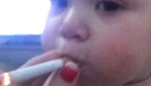 אמא העלתה תמונה של בתה מעשנת סיגריה