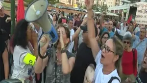 עשרות מפגינים נגד היועמ"ש