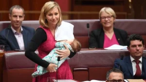 פוליטיקאית הניקה את בתה בזמן הנאום