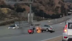 אופנוען בועט במכונית וגורם לתאונת שרשרת