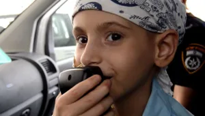 בת ה-8 שנאבקה בסרטן - עם מדים בניידת