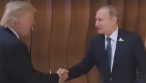 פוטין וטראמפ בפגישה ראשונה פנים-מול-פנים