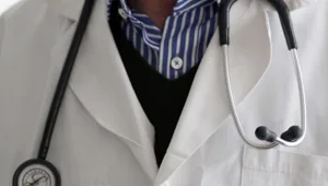 רופא מהצפון נעצר בחשד שתקף עובדת במרפאה