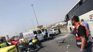 22 פצועים בתאונת אוטובוס ומשאיות
