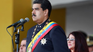 מאיים בסנקציות על ונצואלה