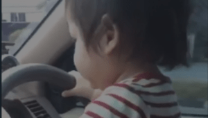 אב נתן לבתו בת ה-10 חודשים לנהוג ברכב