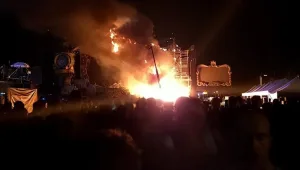 עשרות אלפים פונו בעקבות שריפה בפסטיבל מוזיקה