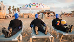 תיירים כחולים: הבלו מן גרופ נחתו בחוף הים התל אביבי