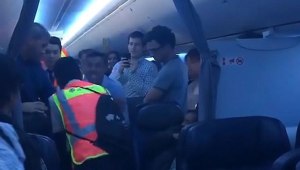 נוסע שיכור ניסה לנשוך מאבטח במהלך הטיסה