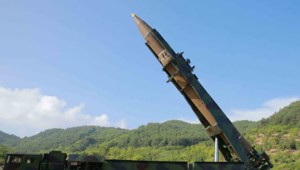 צפון קוריאה הניעה משגר טילים