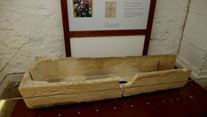צילמו את בנם בארון קבורה במוזיאון והרסו מוצג בן 800 שנה